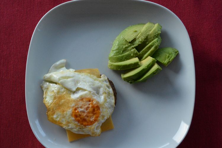 04 Hamburger Käse Ei und Avocado